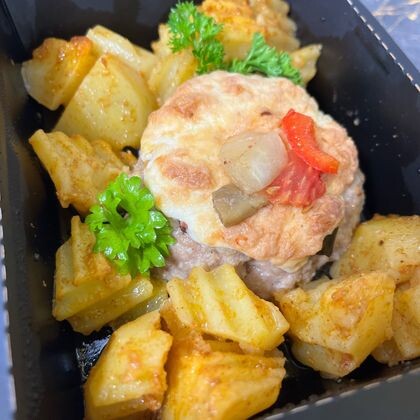 Мясное гнездо с овощами под сырной шапочкой с печеным картофелем