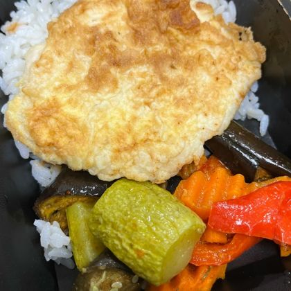 Куриный бризоль с рисом и овощами