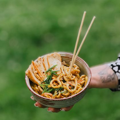 Яичная лапша с курицей и белыми грибами
