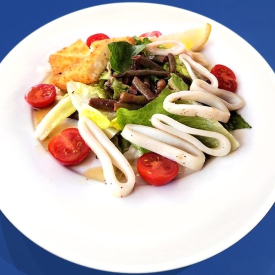 Салат с кальмаром и халуми по-гречески