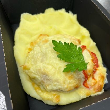 Котлета из судака под сырной шапочкой с пюре
