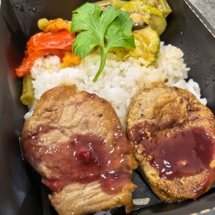 Медальоны из свиной вырезки в брусничном соусе с рисом и овощами