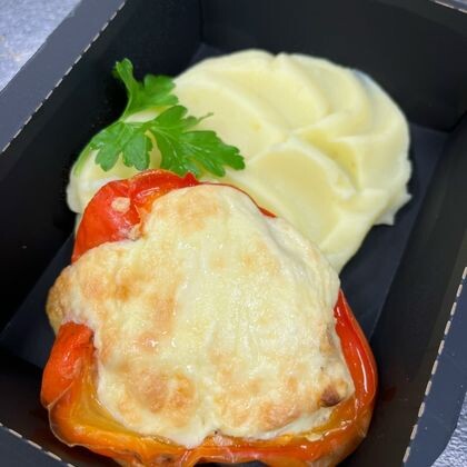 Перец фаршированный с курицей и грибами с пюре