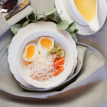 Картофельный крем с крабом и мягким яйцом