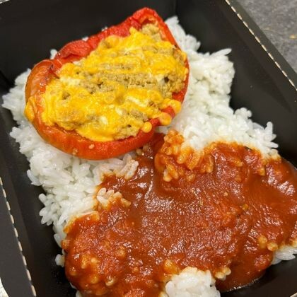 Фаршированный перец с рисом и томатным соусом