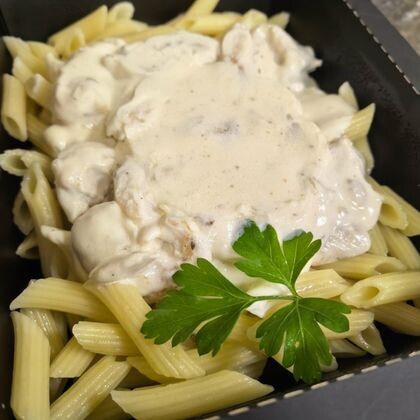 Куриное филе в сливочно-чесночном соусе с макаронами