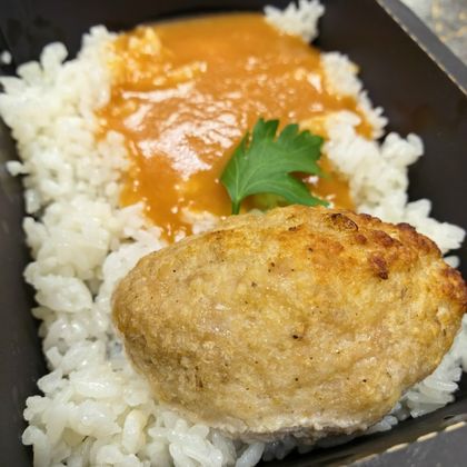 Мясная котлета фаршированная яйцом с рисом и томатным соусом