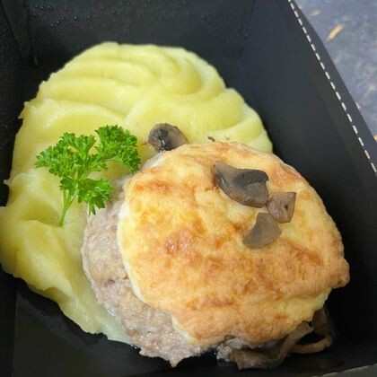 Мясное гнездо с грибами  с пюре
