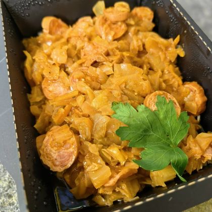 Охотничьи колбаски с тушеной капустой