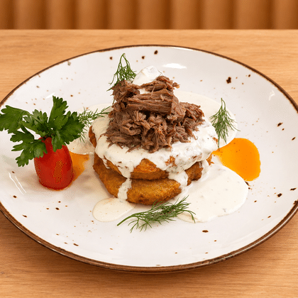 Драники с рваной говядиной и сырным соусом