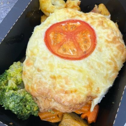 Куриный бризоль под сырной шапочкой с печеным картофелем и овощами