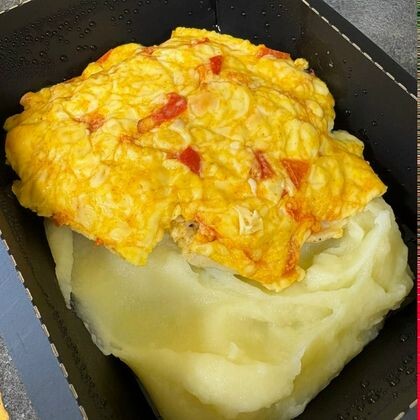 Запеченное куриное филе под сырной шапочкой с паприкой с пюре