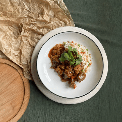 Свинина в кисло-сладком соусе с овощами и длиннозёрным рисом