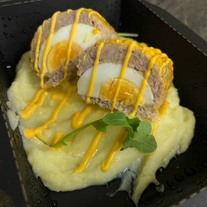 Мясная котлета фаршированная яйцом с пюре в соусе чеддер