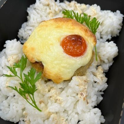 Котлета из судака под сырной шапочкой с рисом