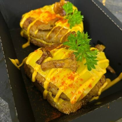 Мясные уголки на картофельном драники с чеддером и лисичками