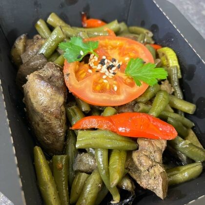 Жареная куриная печень с овощами