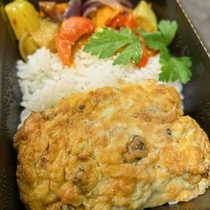 Запеченный судак под сырно-грибной шапочкой с рисом и овощами