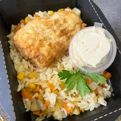 Треска жареная с рисом и овощами с соусом цезарь