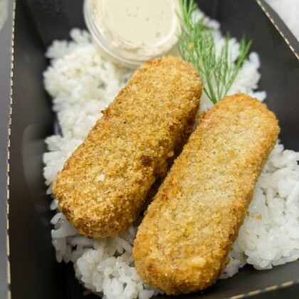 Брусочки из трески и форели с моцареллой с рисом и соусом цезарь