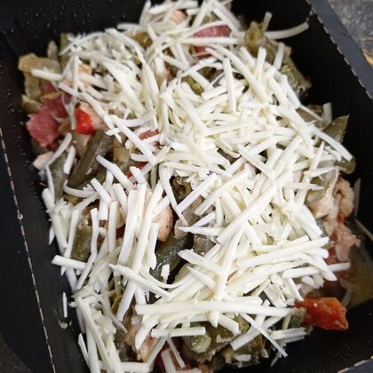 Запеченная стручковая фасоль с курицей и овощами