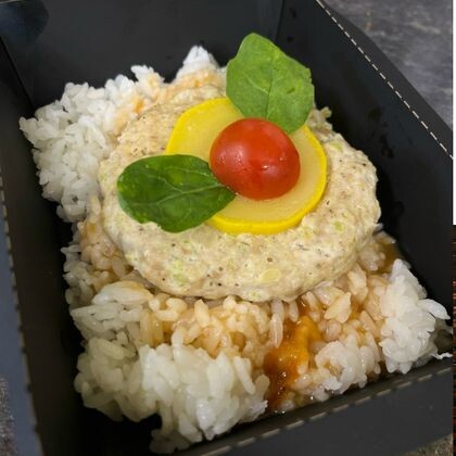 Паровая куриная котлета с кабачком с рисом с подливой