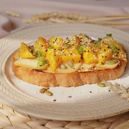 Брускетта с копченным сыром и тыквой
