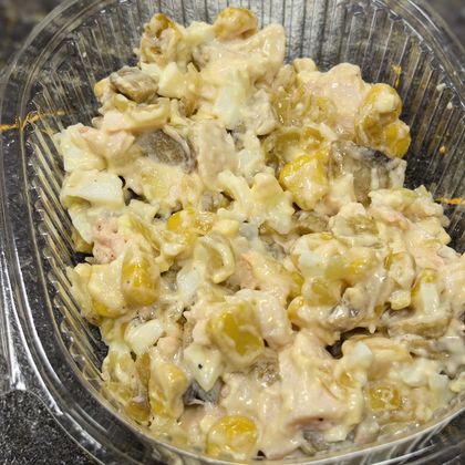 Салат с курицей ,шампиньонами и кукурузой