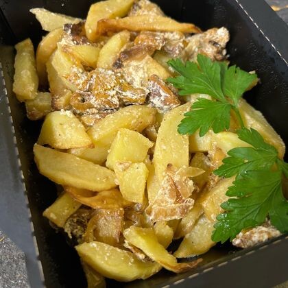 Жареный картофель с лисичками со сметаной