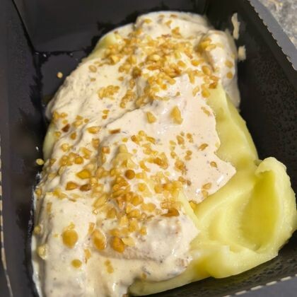 Куриное филе в сливочно-кунжутном соусе с пюре