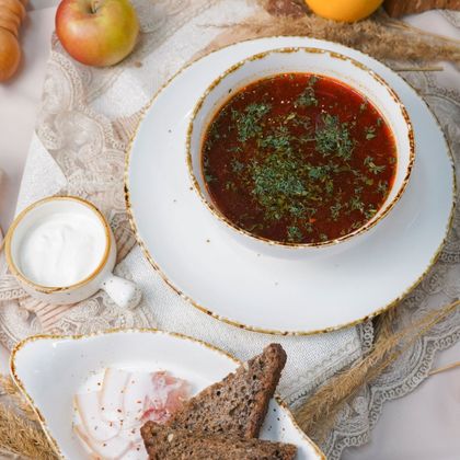 Борщ с говядиной, салом и хлебом