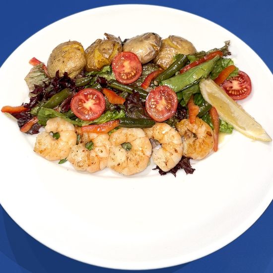 Салат с обжаренными креветками