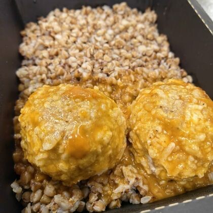 Мясные ежики с гречей в томатном соусе