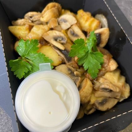 Жареный картофель с грибами и сметаной