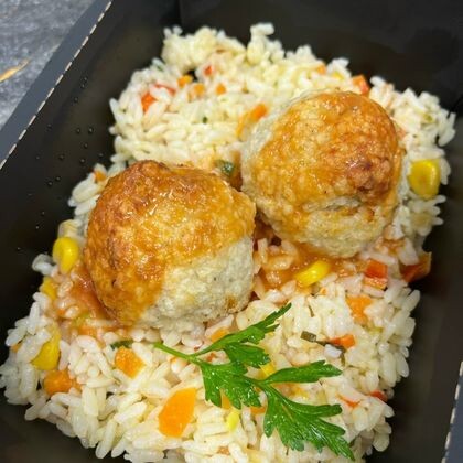 Рыбные тефтели с рисом и овощами