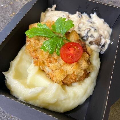 Пожарская котлета с пюре и сливочно-грибным соусом