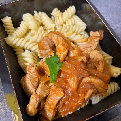 Свиная поджарка с макаронами