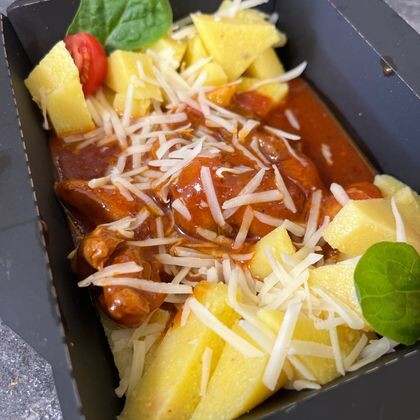 Бедрышки цыпленка в томатном соусе с прованскими травами и полентой