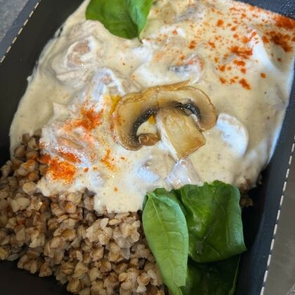 Томленная свиная шейка с грибами с гречей