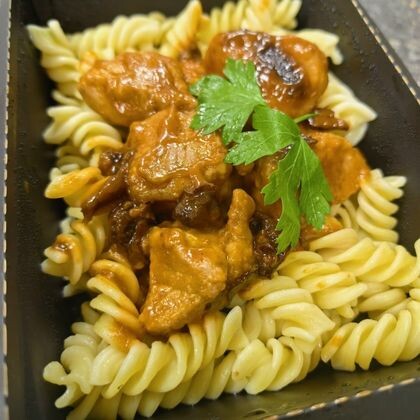 Томленная свинина с черносливом с макаронами