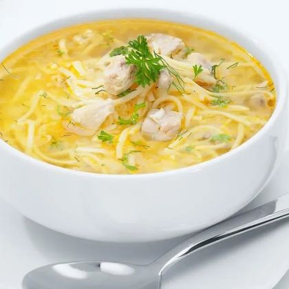 Куриный бульон с домашней лапшой