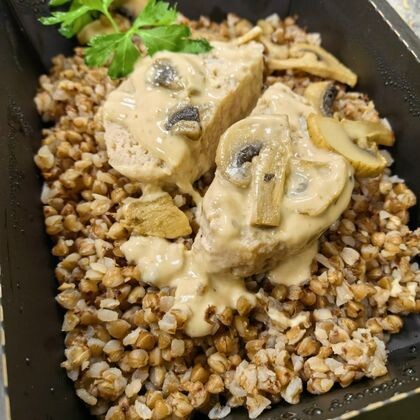 Мясная котлета фаршированная яйцом в грибном соусе с гречей