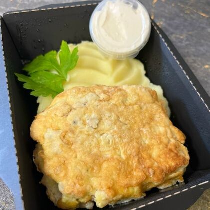 Жареная треска с  пюре с соусом цезарь
