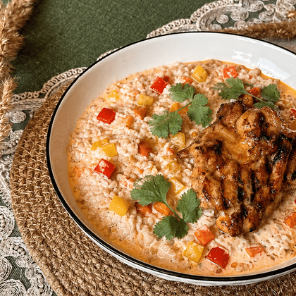 Фрикасе из куриного бедра с овощами и рисом