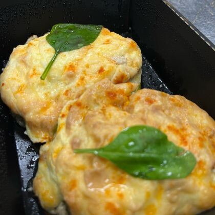 Запеченные сезонные кабачки с мясной начинкой под моцареллой