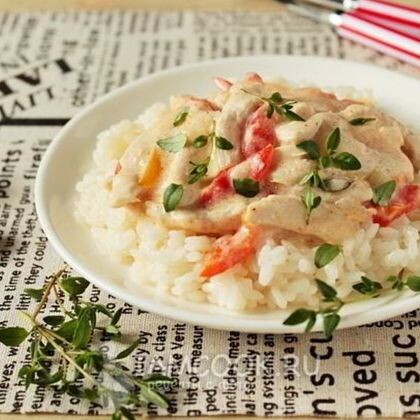 Рис с овощами и фрикасе из куриного филе с грибами в сливочном соусе