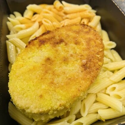 Куриная котлета с макаронами и томатным соусом