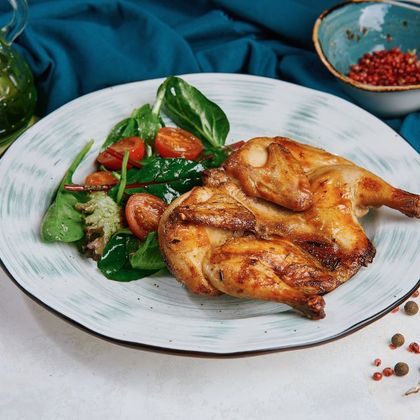 Цыпленок с овощным салатом и соусом тартар