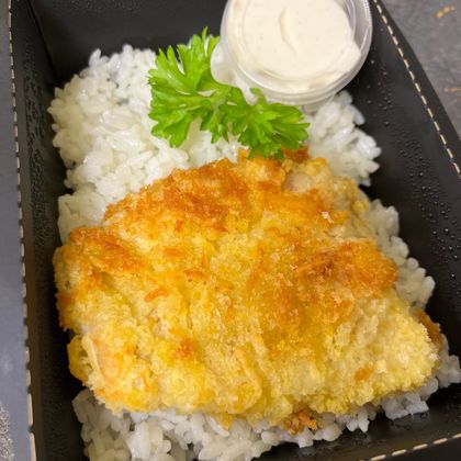 Хек в сырной панировке с рисом и соусом цезарь