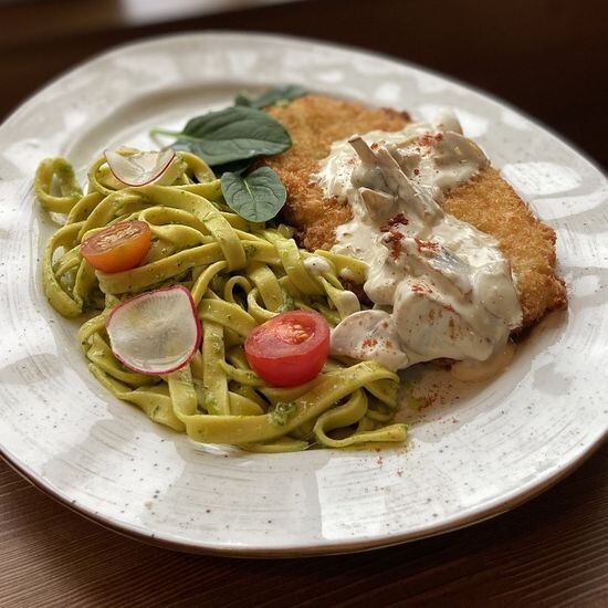 Куриный шницель с грибным соусом